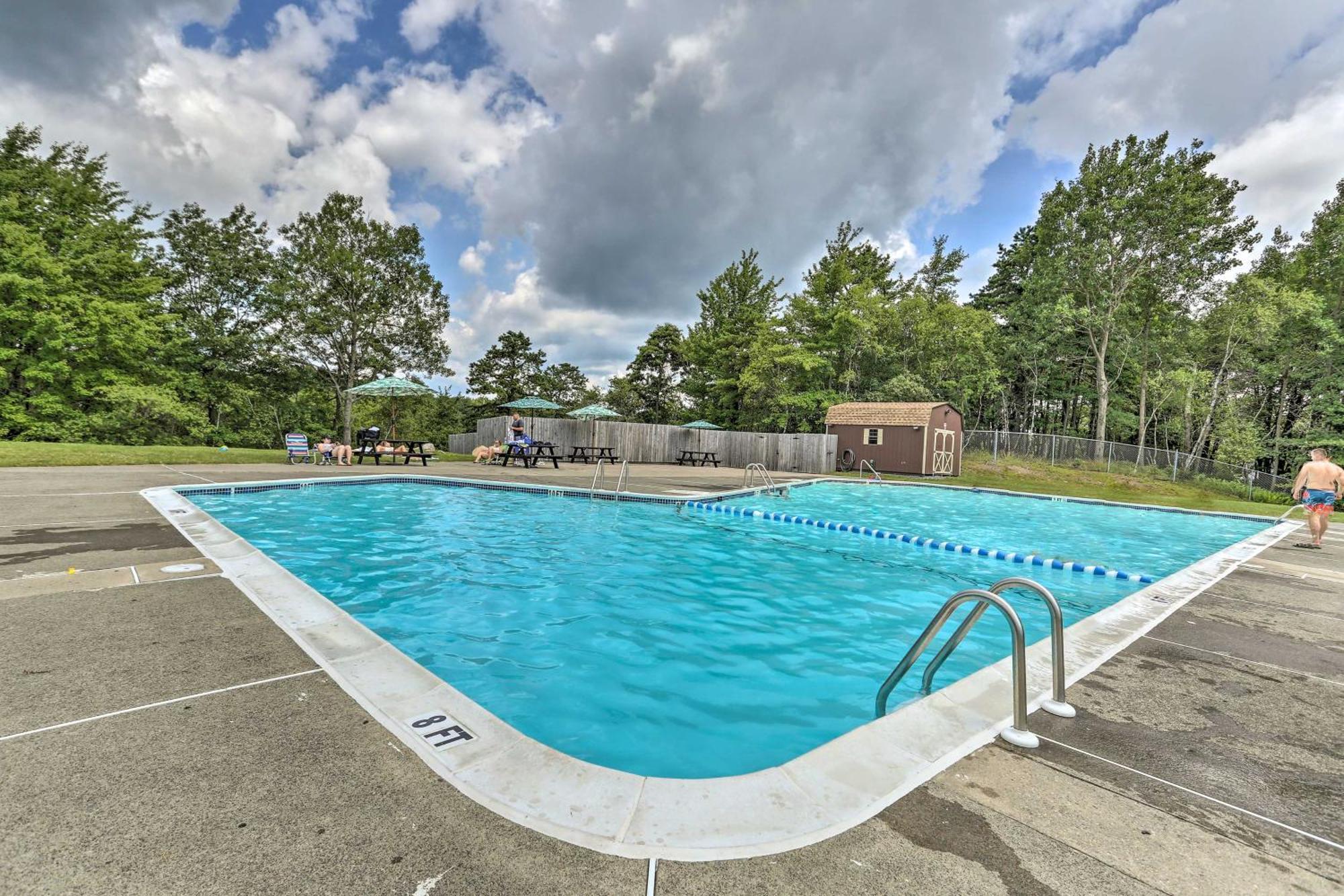Holiday home Fire Pit And Game Spacious Poconos Retreat! Long Pond