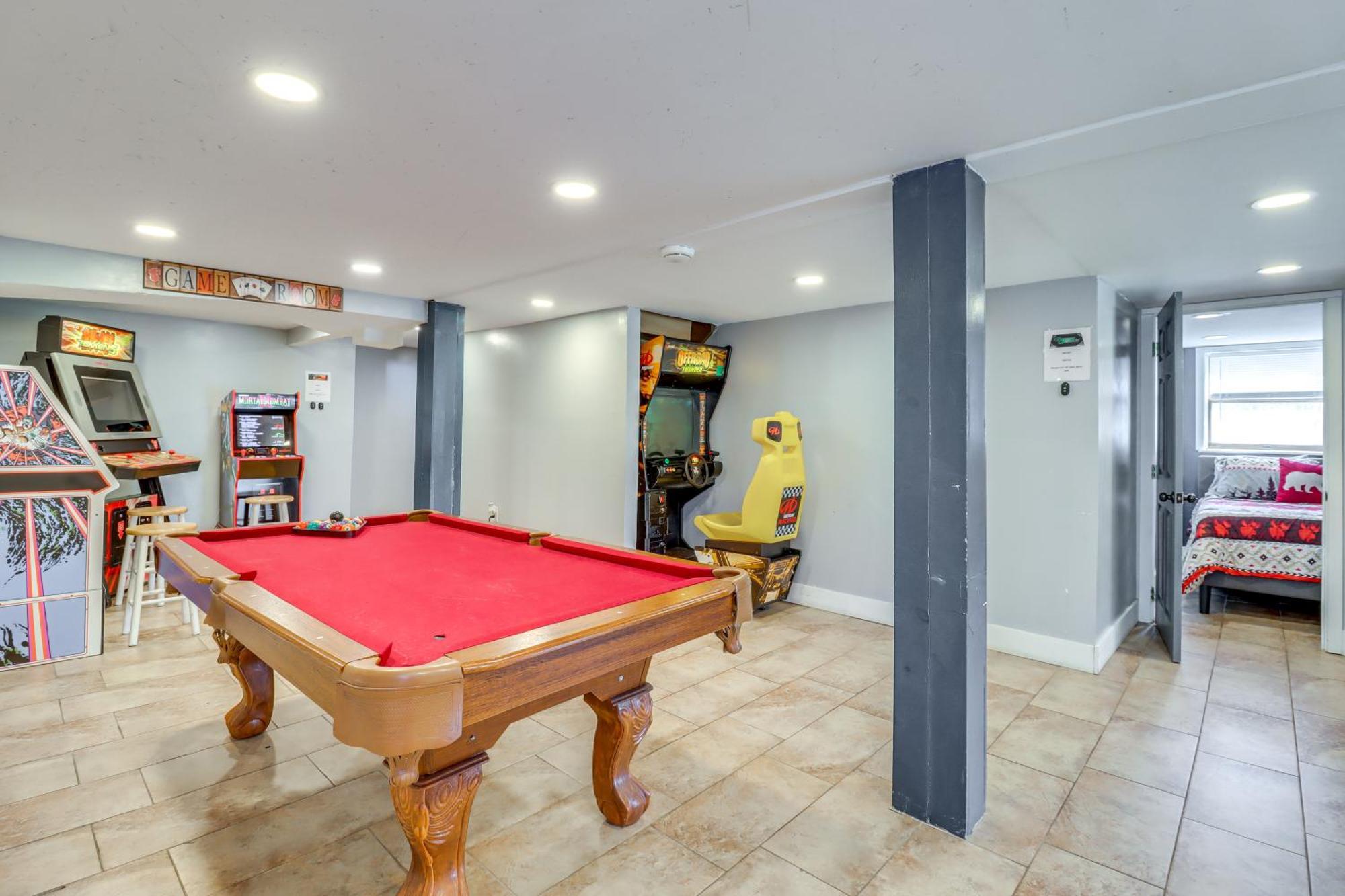 Fire Pit And Game Spacious Poconos Retreat! Long Pond