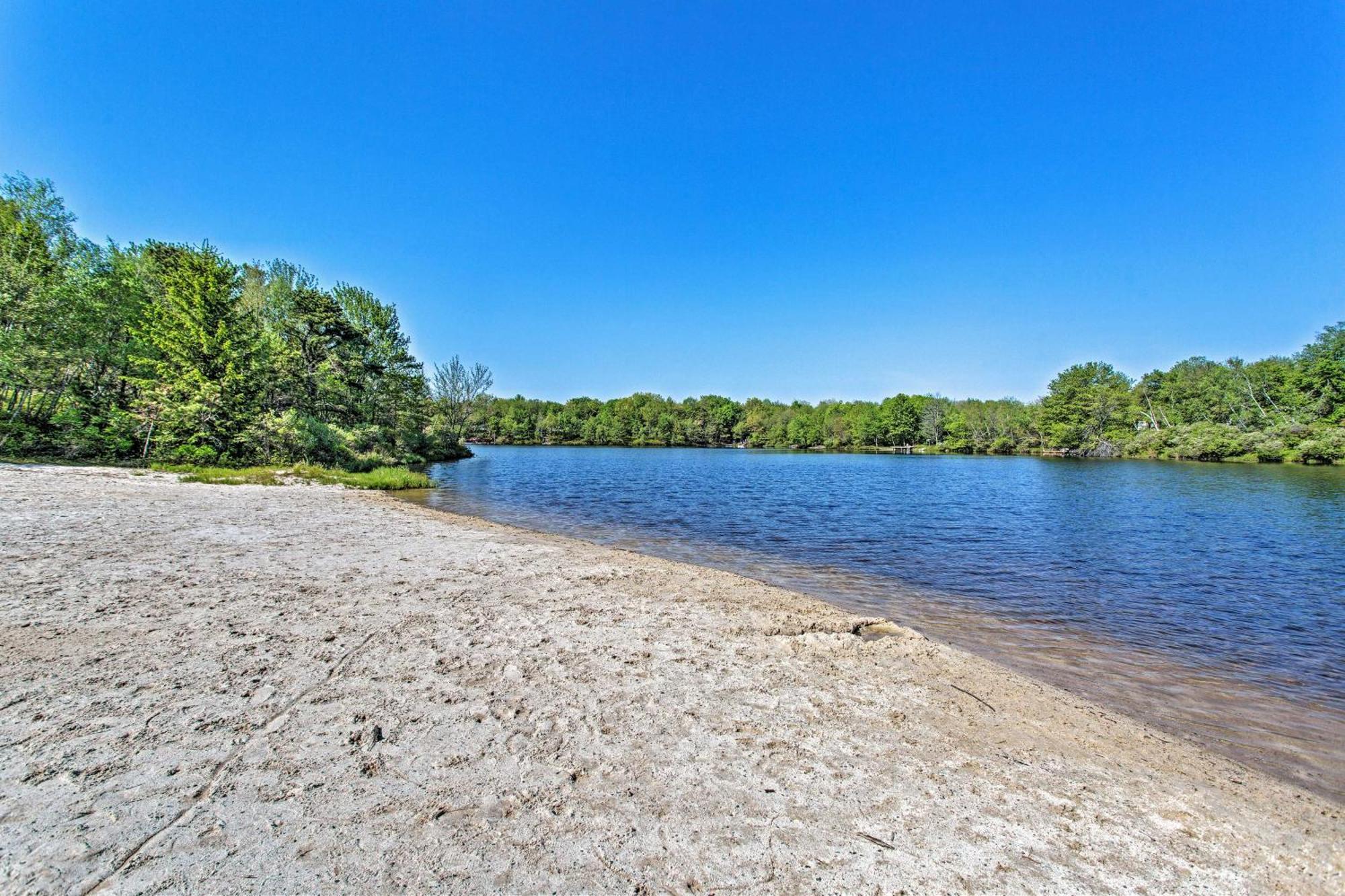 Fire Pit And Game Spacious Poconos Retreat! Holiday home *