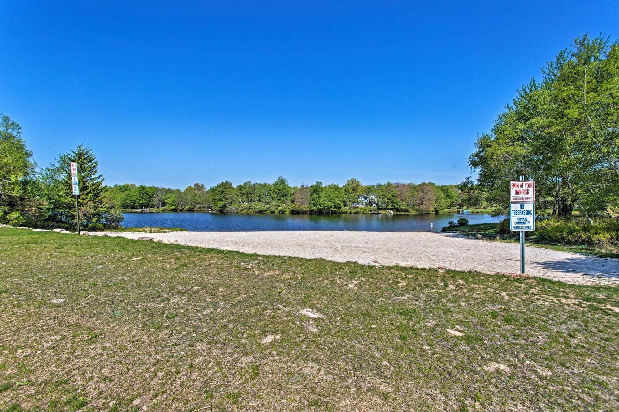 Fire Pit And Game Spacious Poconos Retreat! Holiday home Long Pond