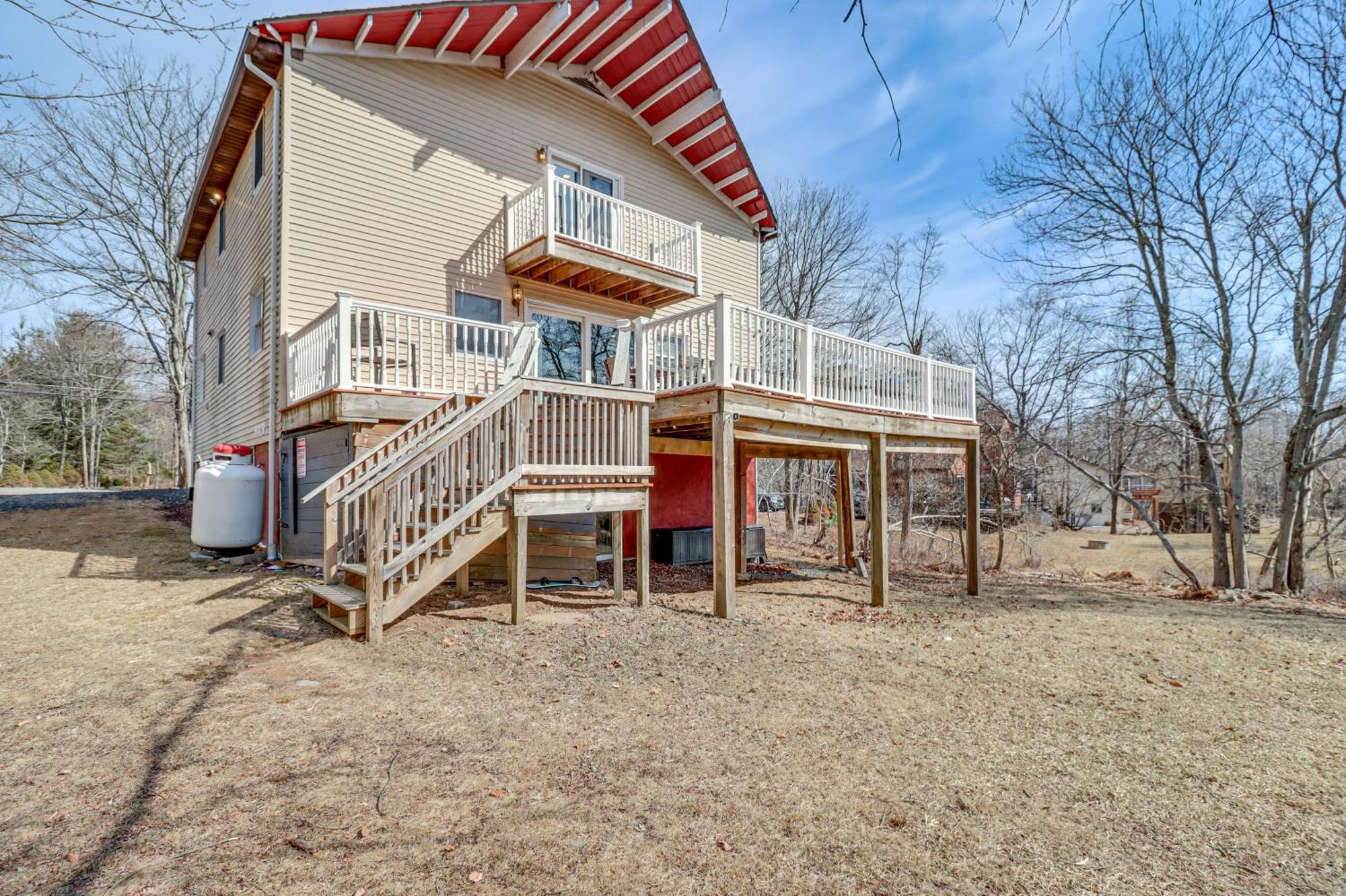Holiday home Fire Pit And Game Spacious Poconos Retreat!