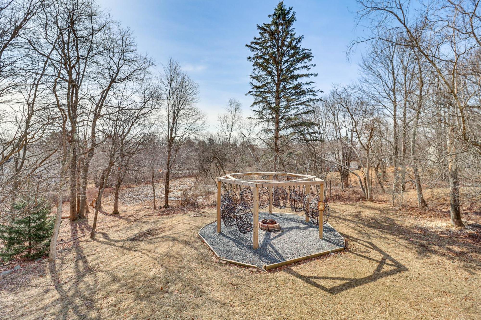 Holiday home Fire Pit And Game Spacious Poconos Retreat! Long Pond