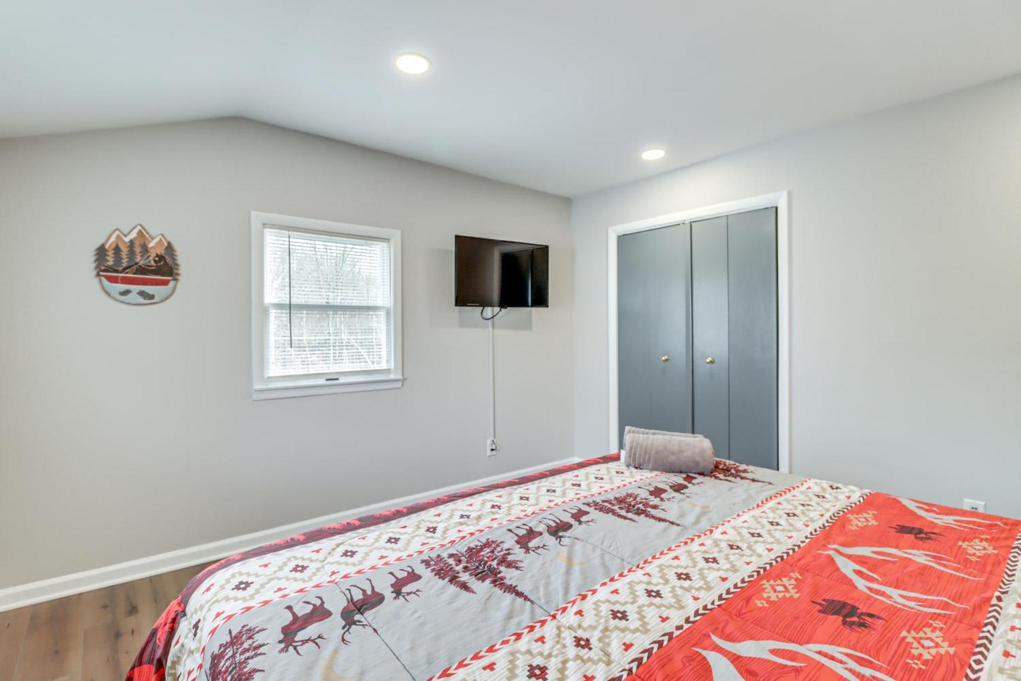 Fire Pit And Game Spacious Poconos Retreat! Holiday home Long Pond