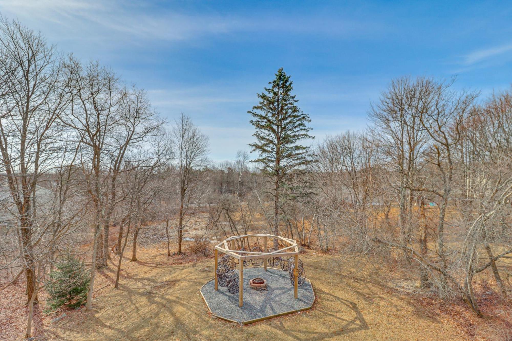 Holiday home Fire Pit And Game Spacious Poconos Retreat! Long Pond
