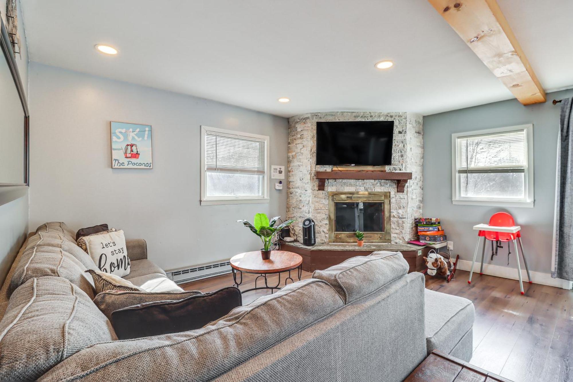 Fire Pit And Game Spacious Poconos Retreat! Holiday home