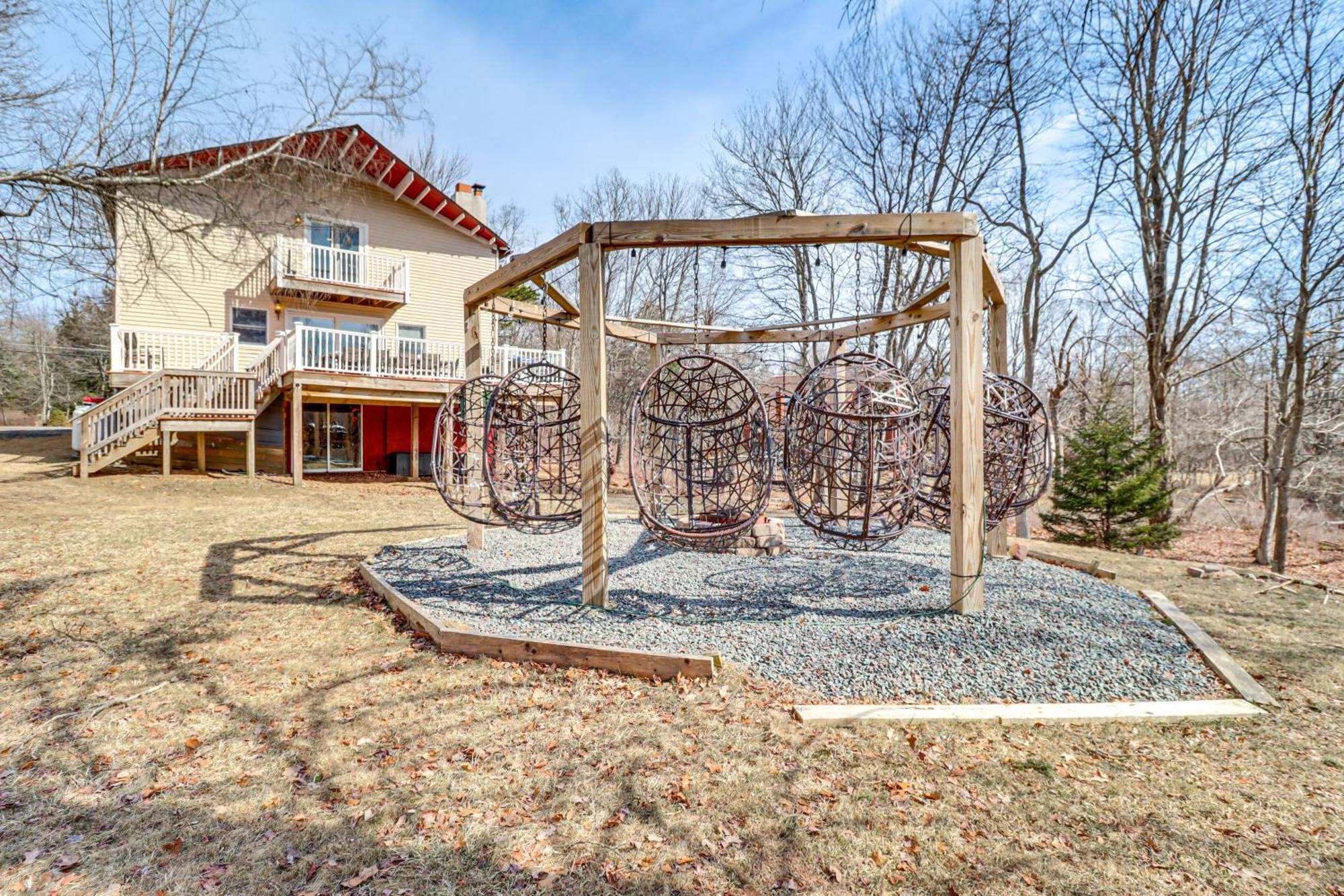 Fire Pit And Game Spacious Poconos Retreat! Holiday home *